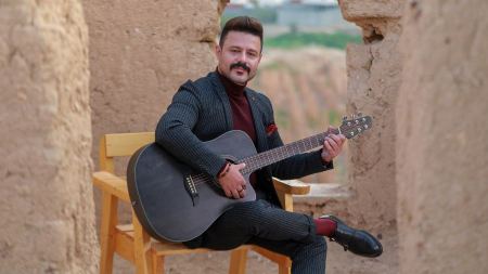 الفنان الفلسطيني عمار حسن يغني سميح القاسم في "غرباء"